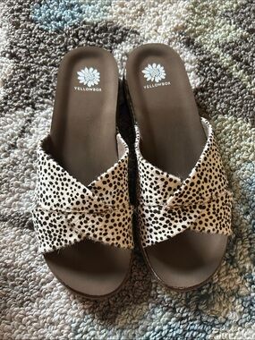 Yellow Box Cream and Black Spotted Crossband Slide Sandals Size 8 Women’s New